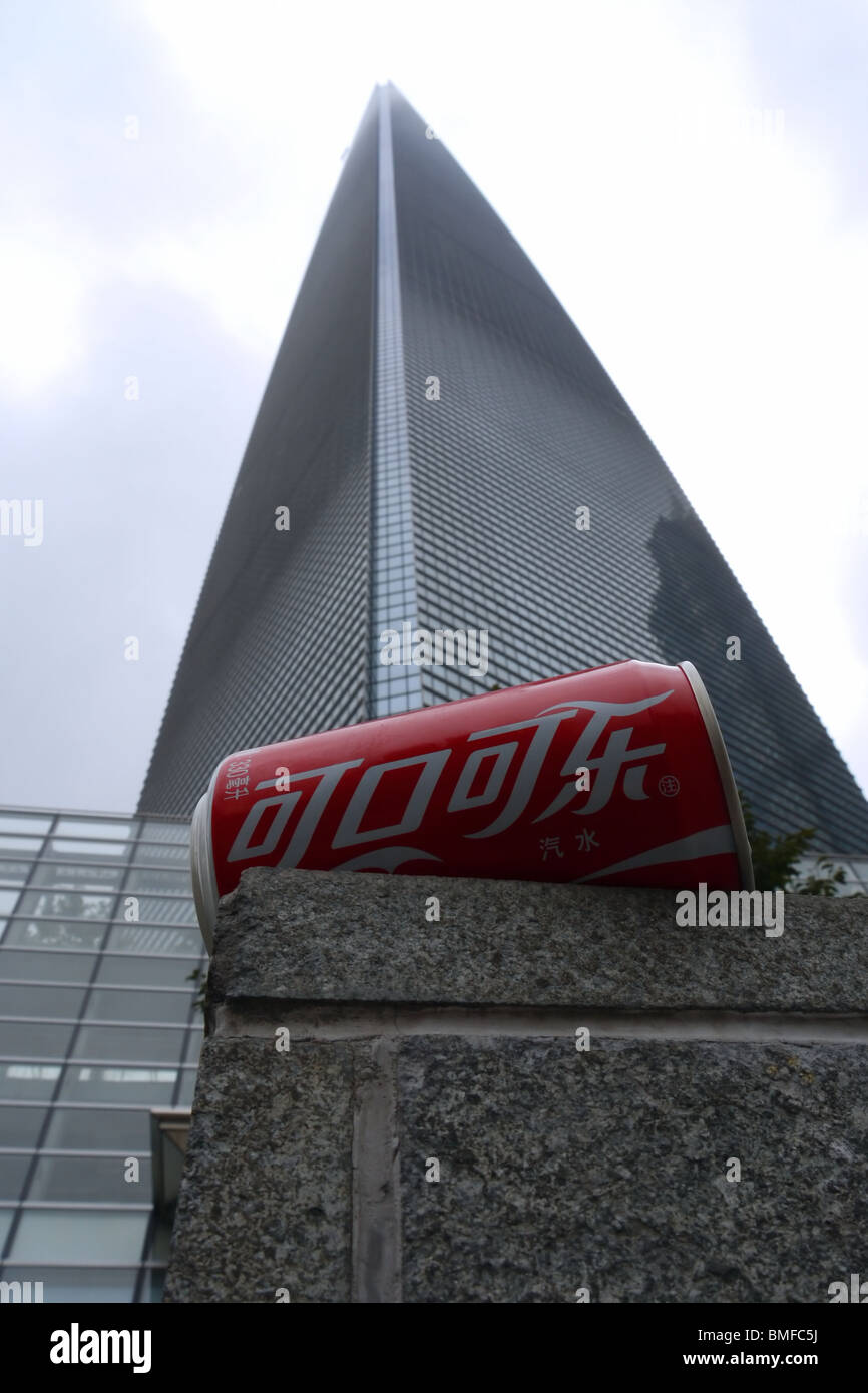 Possibile di coca cola nella base del grattacielo a Shanghai in Cina Foto Stock
