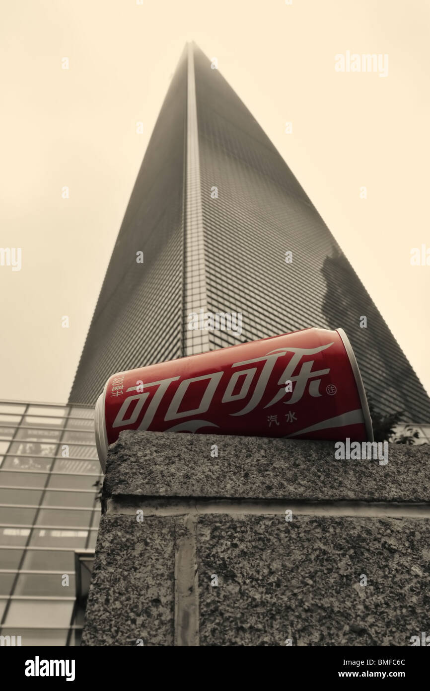 Possibile di coca cola nella base del grattacielo a Shanghai in Cina - in seppia e colori rosso Foto Stock