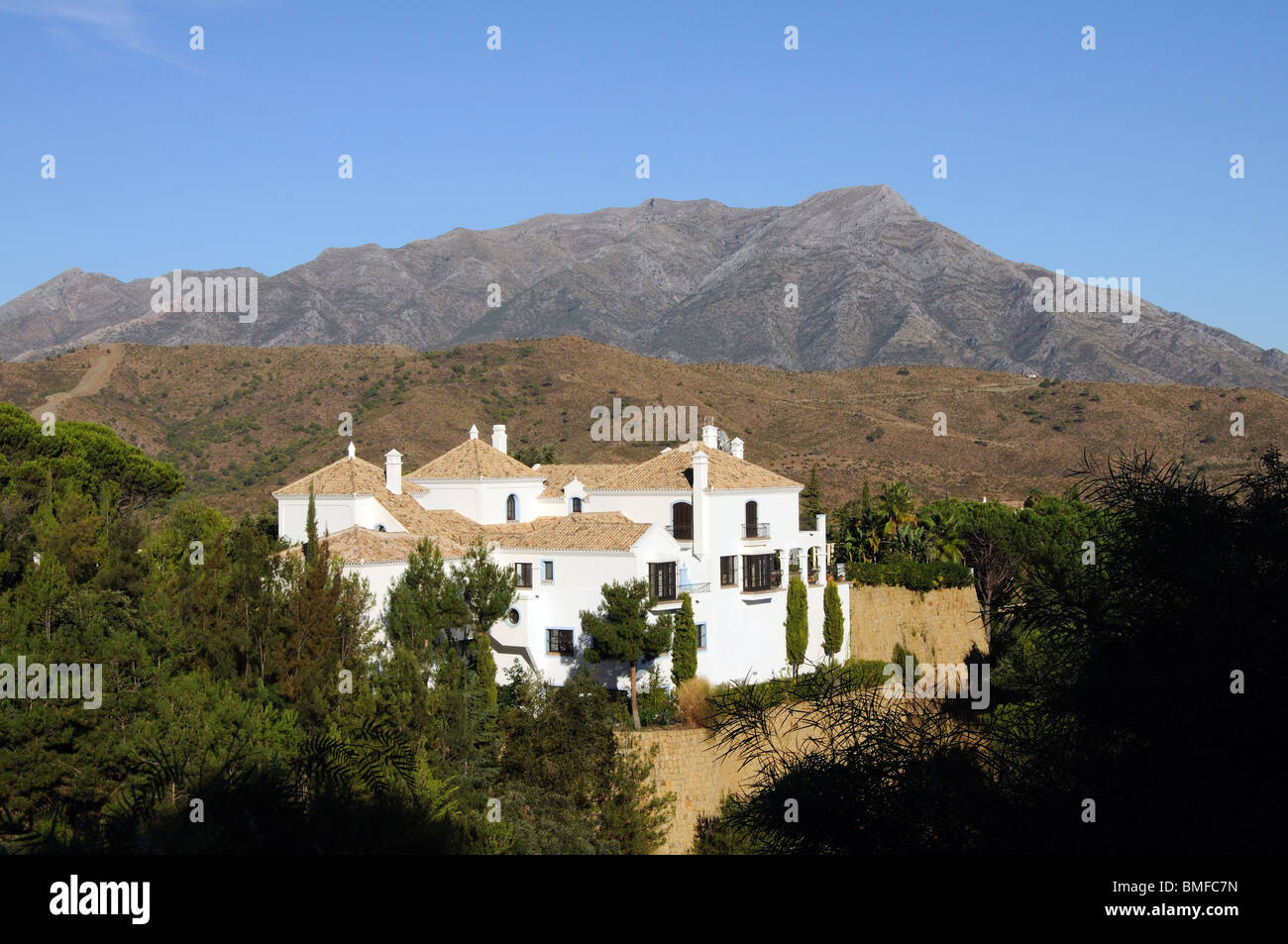 Ville, El Madronal con La Concha mountain per la parte posteriore, Costa del Sol, provincia di Malaga, Andalusia. Foto Stock