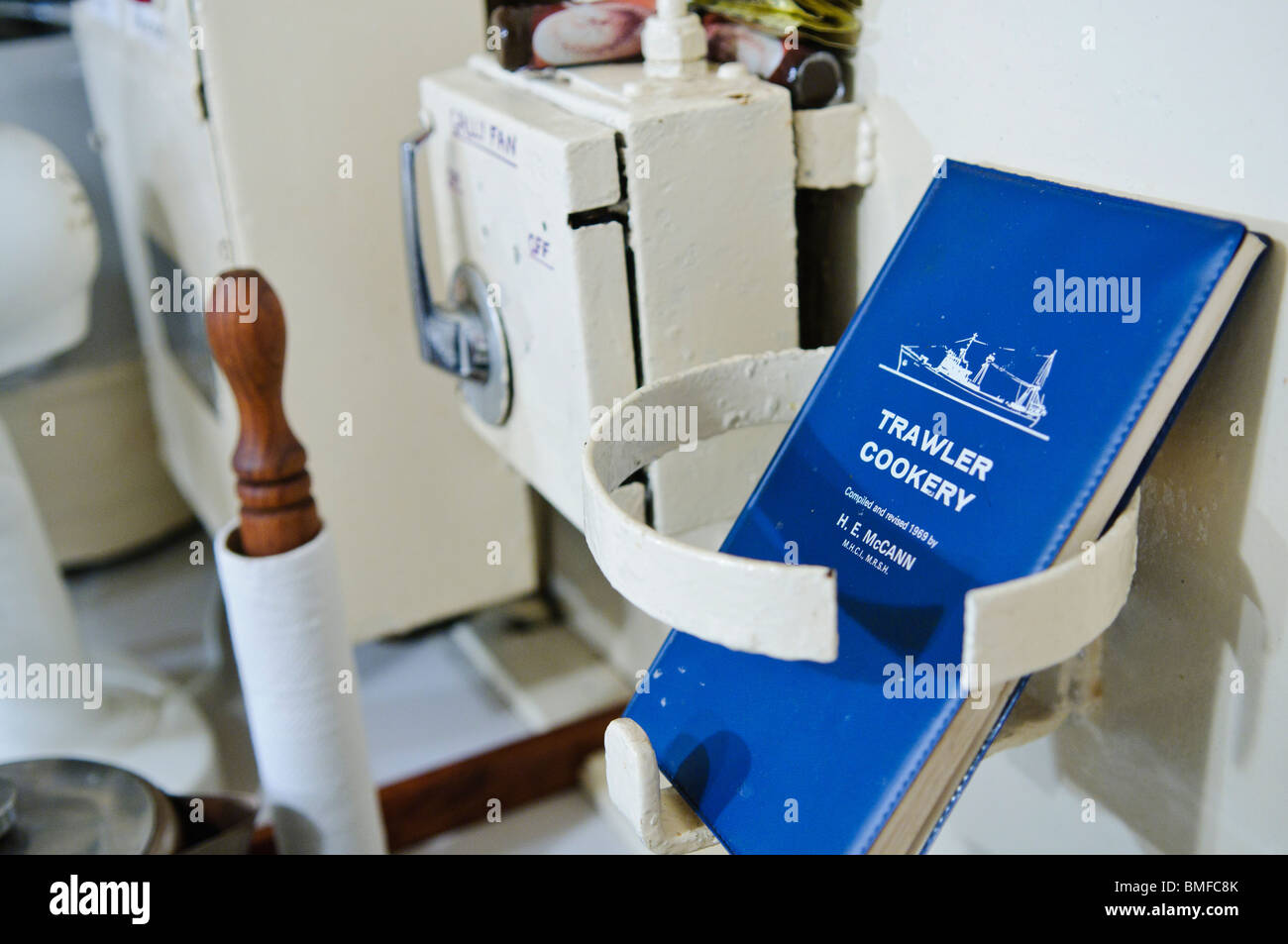 Prenota 'Trawler Cookery' nella cucina di bordo di un mare profondo peschereccio per traino Foto Stock
