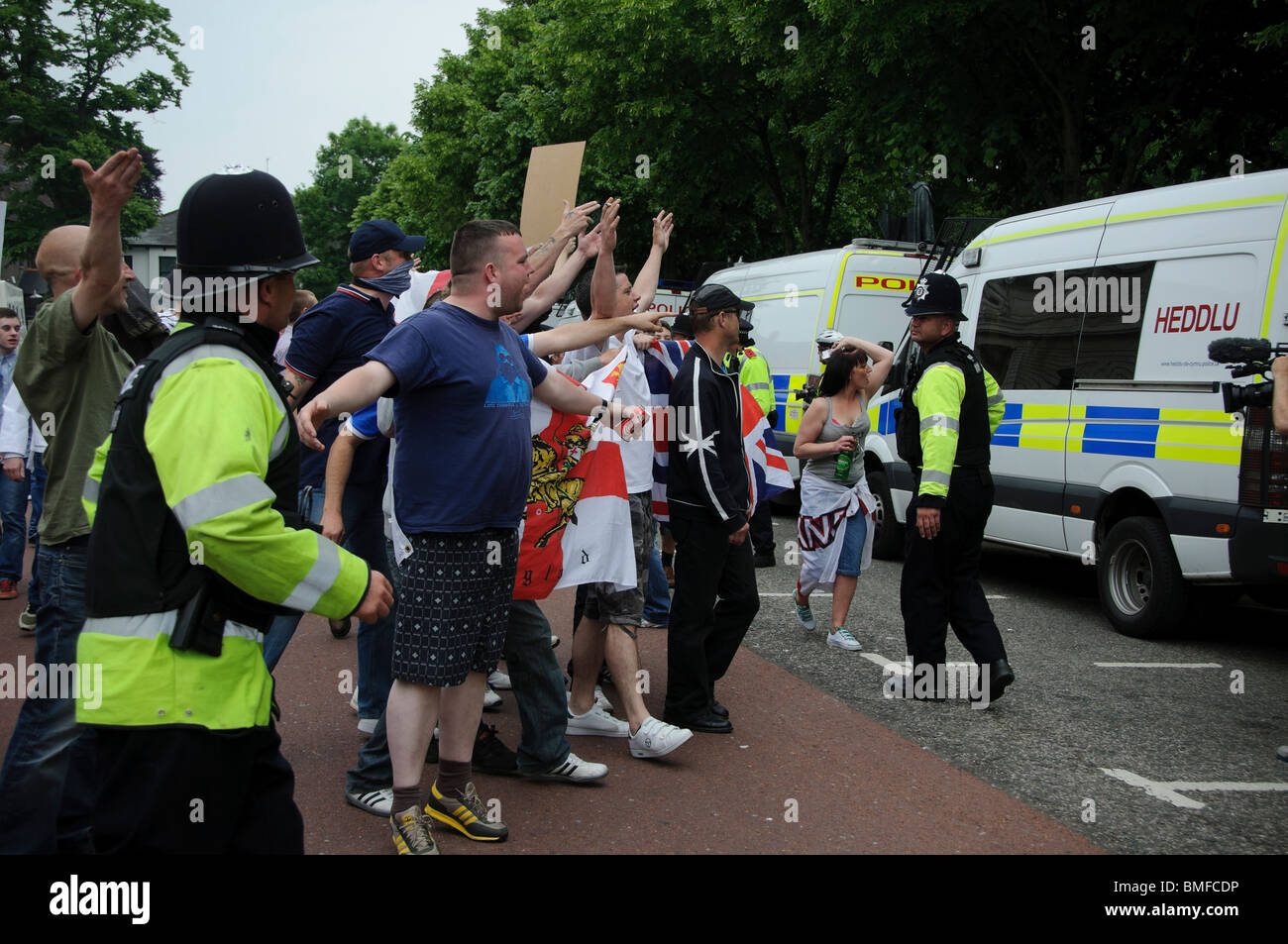 Polizia rivale separato manifestanti da unirsi contro il fascismo e la lingua inglese e gallese lega di difesa Foto Stock