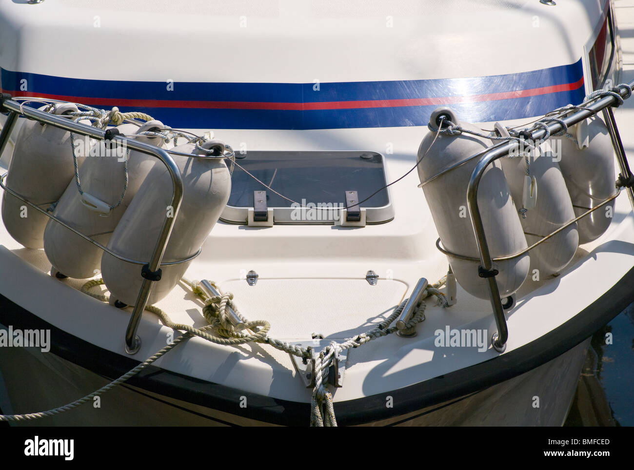 La prua di una barca con boe sul corrimano Foto Stock
