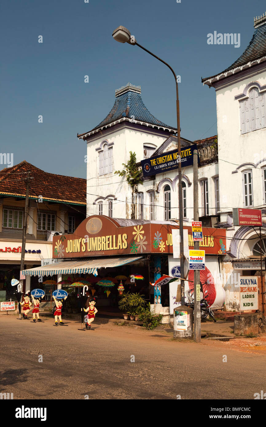 India Kerala, Alappuzha, (Alleppey), John's Shop Ombrello in punto di riferimento era coloniale Britannica Istituto Cristiano edificio Foto Stock