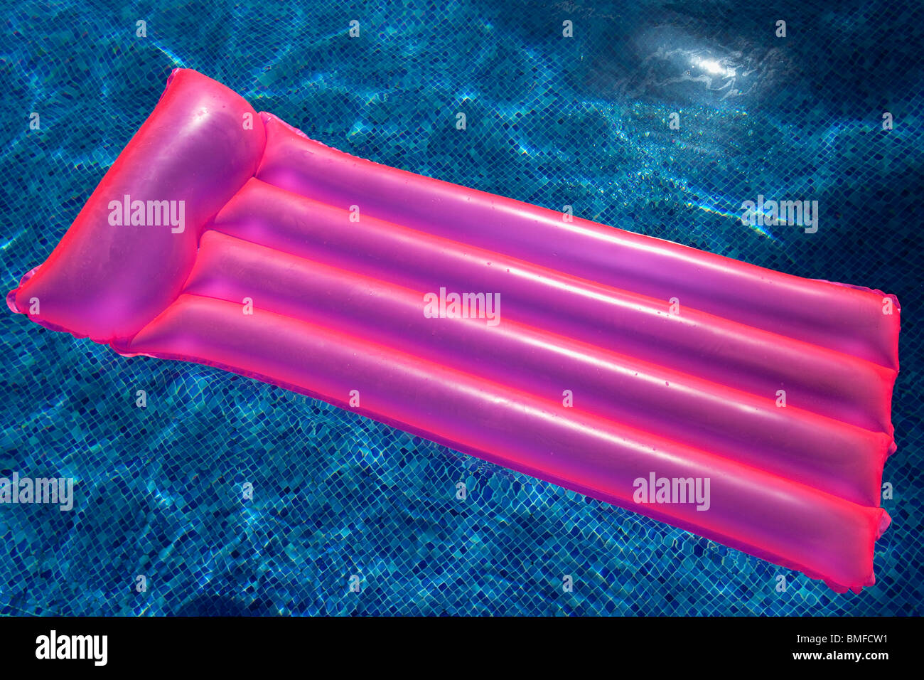 Rosa, lilo airbed, in piscina, nel sole, estate, Foto Stock