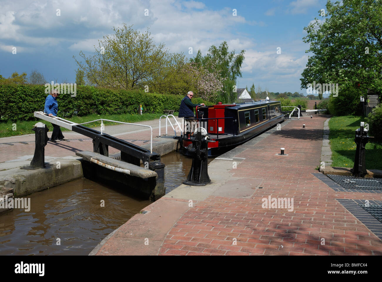 Una barca stretta che entra nella parte superiore dell'Grindley Brook scalinata della serratura del Llangollen Canal, Shropshire, Inghilterra. Foto Stock