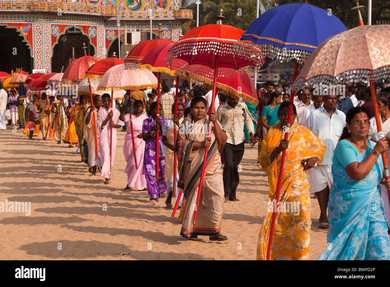 India Kerala, Alappuzha, (Alleppey) Arthunkal, festa di San Sebastian, linea di pellegrini azienda processione ombrelloni Foto Stock