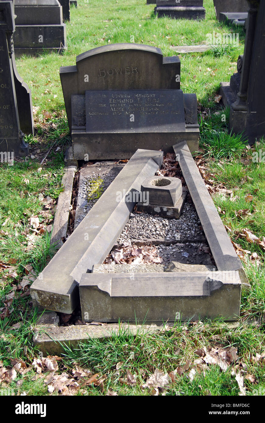 Cimitero vittoriano Gothic lapidi pietra morta Foto Stock