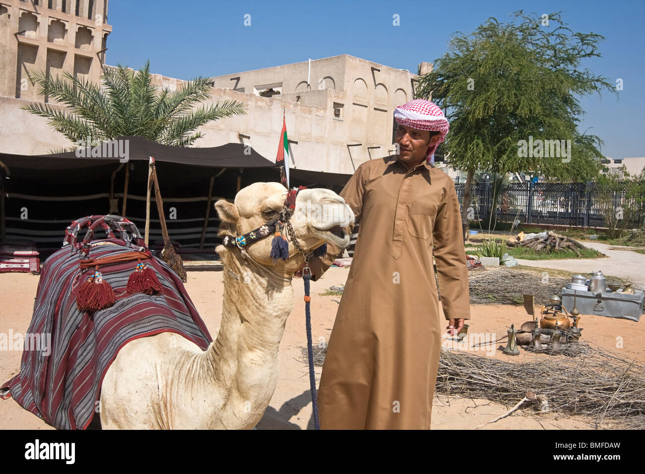 Arab bedouin l uomo con il suo cammello Al Bastakiya, zona storica di Dubai restaurata con gallerie d'arte, musei e caffè Foto Stock