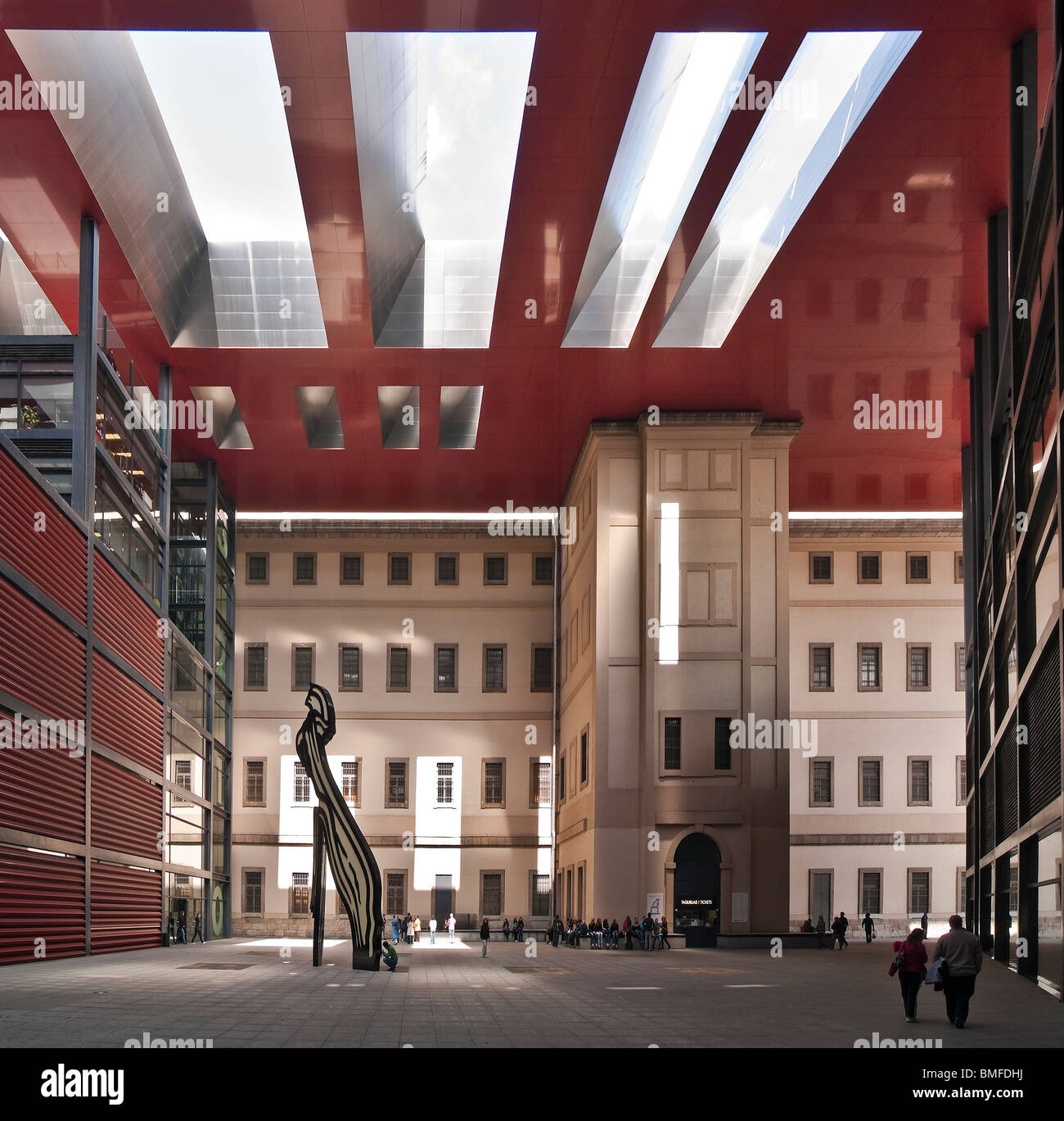 Parte del nuovo futuristico; ala progettato dall architetto Jean Nouvel presso il Centro de Arte Reina Sofia di Madrid, Spagna Foto Stock