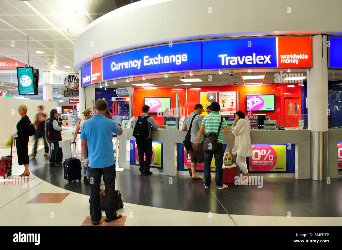 Travelex Cambio valuta nelle partenze, Terminal Nord, dall'aeroporto di Gatwick di Londra, Crawley, West Sussex, in Inghilterra, Regno Unito Foto Stock