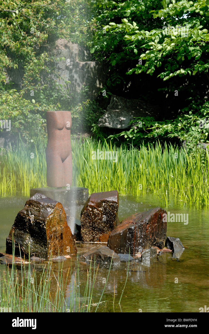 Il pink statua in granito di Torsoa e una fontana in Tähtitorninmäki, l'Osservatorio Hill, Helsinki, Finlandia e Scandinavia Foto Stock