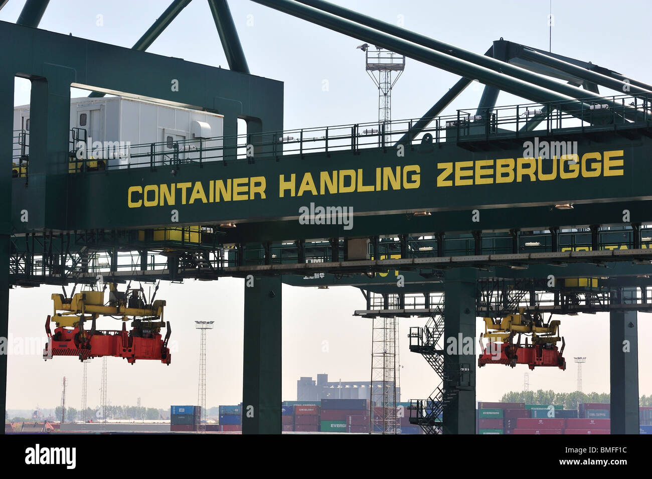 "Straddle Carrier al terminale per container nel porto di Zeebrugge, Belgio Foto Stock