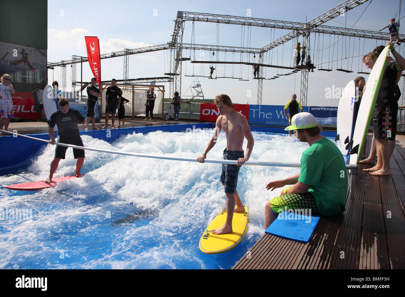 L'onda artificiale onde da surf in una piscina. Le persone imparano a navigare, buon surfer può mostrare le loro abilità. Foto Stock