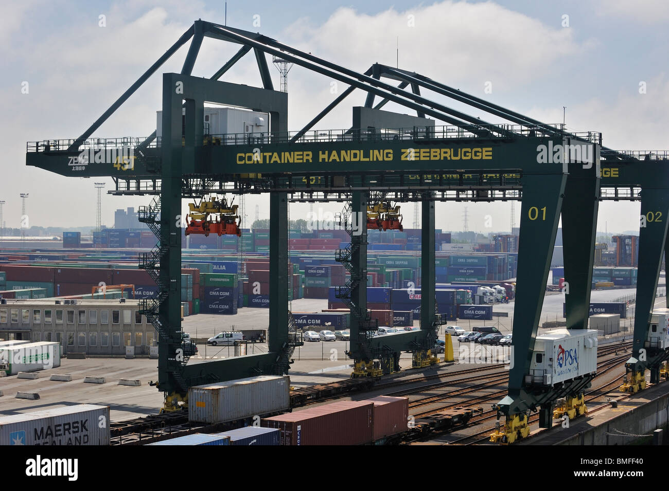 "Straddle Carrier al terminale per container nel porto di Zeebrugge, Belgio Foto Stock