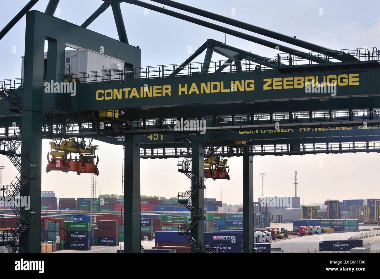 "Straddle Carrier al terminale per container nel porto di Zeebrugge, Belgio Foto Stock