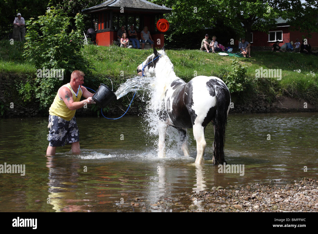 Un commerciante di cavalli di lavaggio di un cavallo a Appleby Horse Fair, Appleby-In-Westmorland, Cumbria, England, Regno Unito Foto Stock