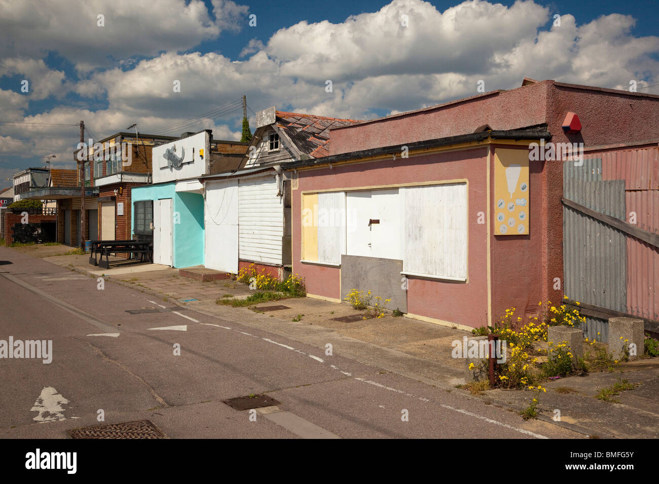 Negozi abbandonati in Jaywick Sands, Essex REGNO UNITO Foto Stock