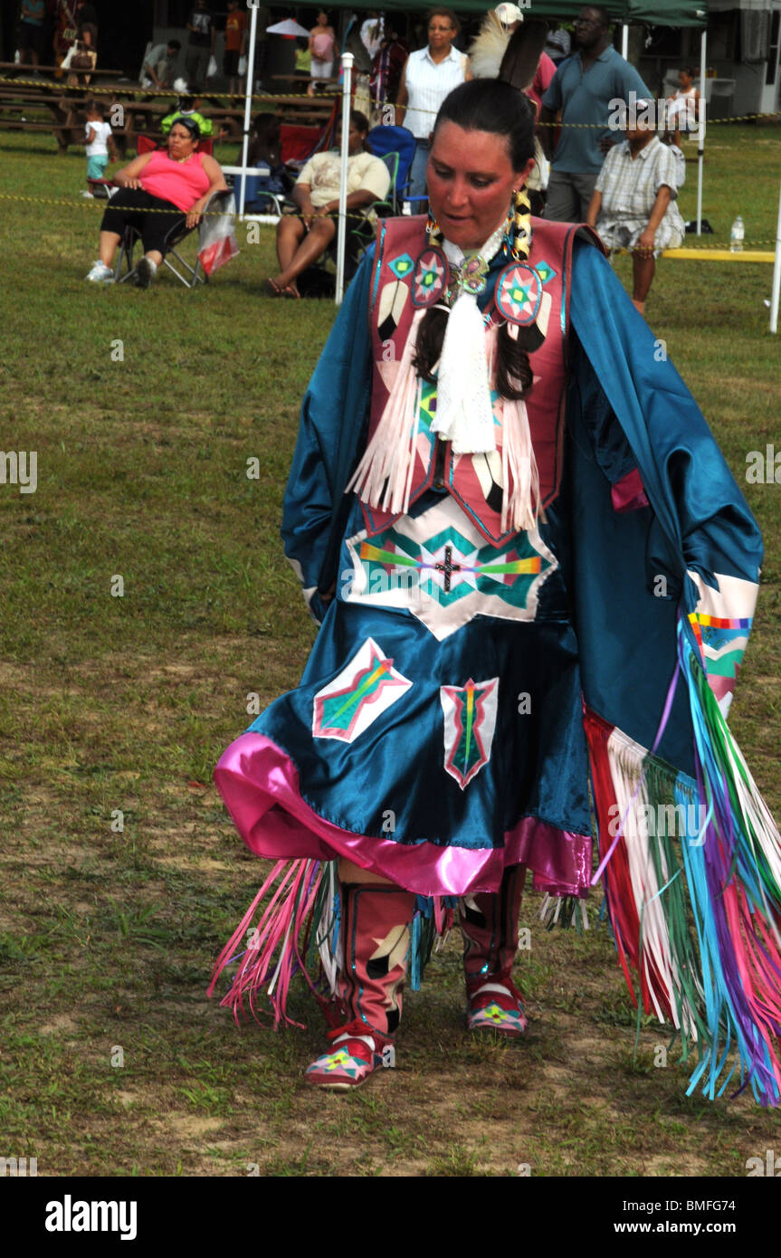 Native American donna che indossa abiti tradizionali danza alla ventisettesima edizione Pow Wow e festival indiano in Waldorf, Maryland Foto Stock