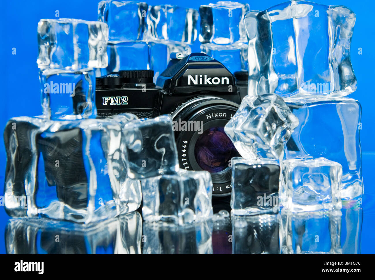 Un artistico e vista concettuale di un Nikon fotocamera a pellicola circondato con ghiaccio Foto Stock Un artistico e vista concettuale di un Nikon fotocamera a pellicola circondato con ghiaccio Foto Stock