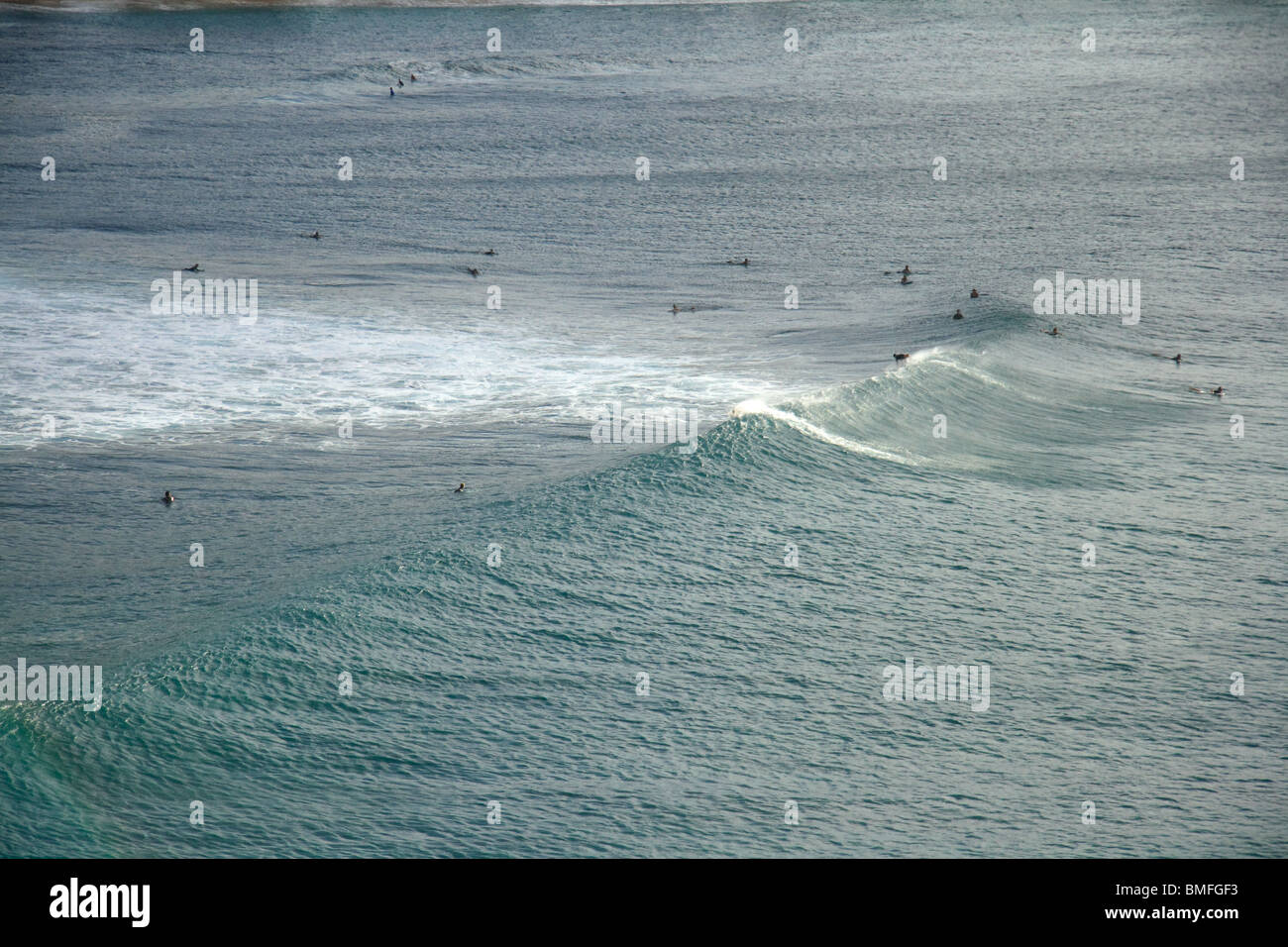 Vista aerea di surfers e si rigonfiano Sunset Beach, North Shore Oahu, Hawaii Foto Stock