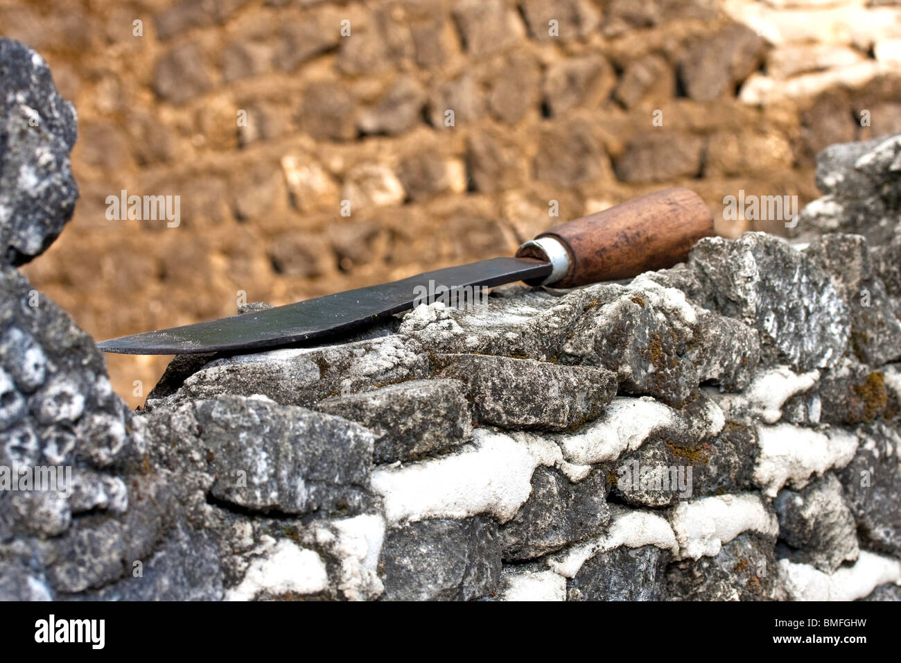 Il vecchio strumento knife poggiante su corallo bianco parete nelle Maldive Foto Stock