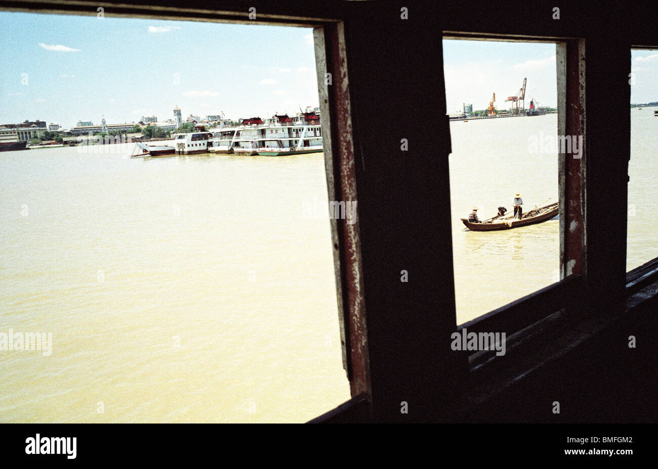Barche di corsa lungo il fiume Yangon in Myanmar Yangon, Maggio 2010 Foto Stock