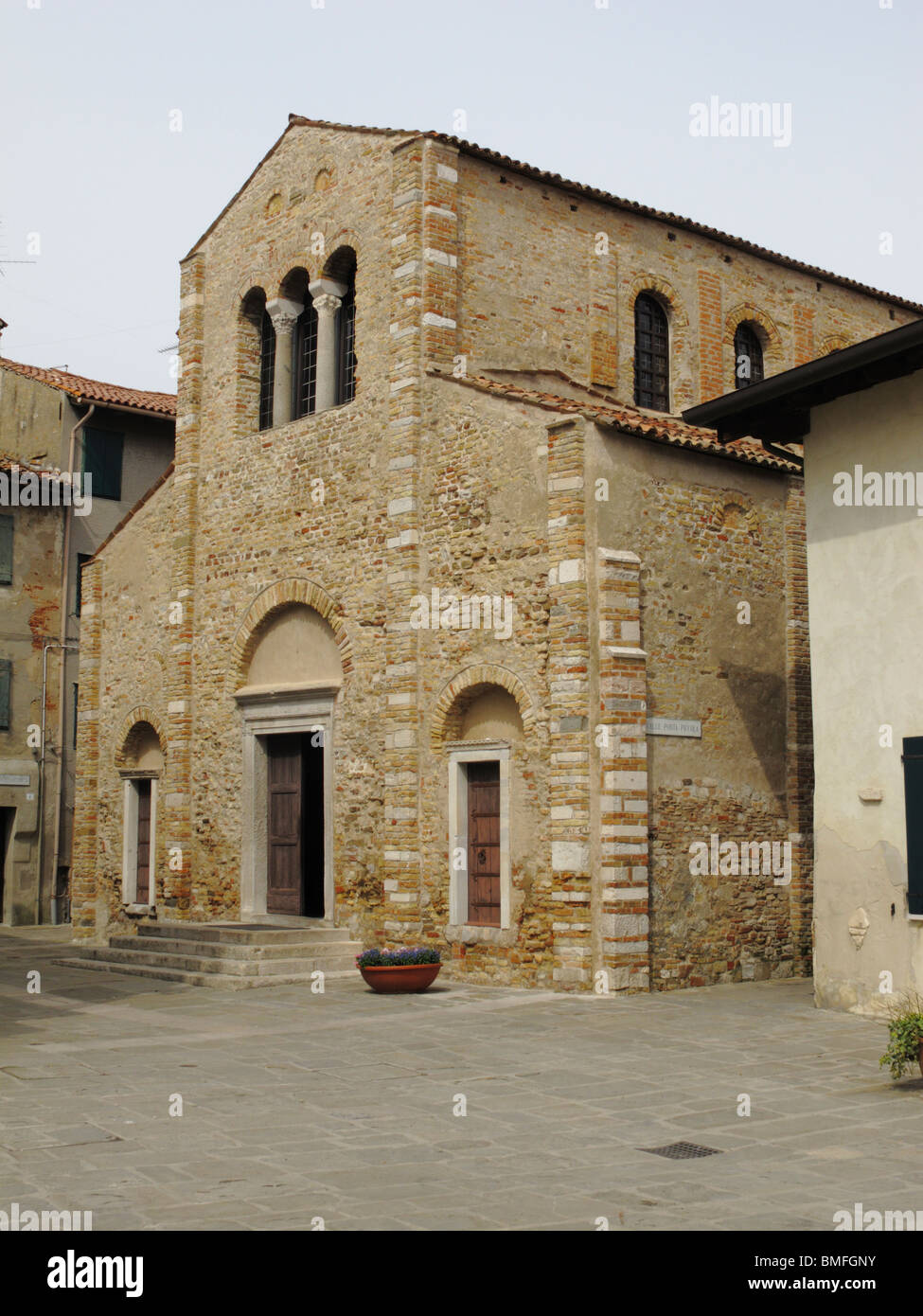Esterno della basilica di Santa Maria delle Grazie, Grado. Foto Stock