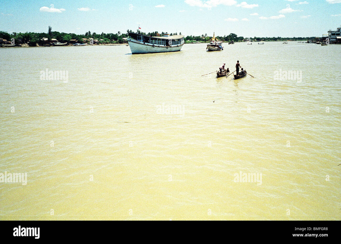 Barche di corsa lungo il canale di Twante, Myanmar, Maggio 2010 Foto Stock