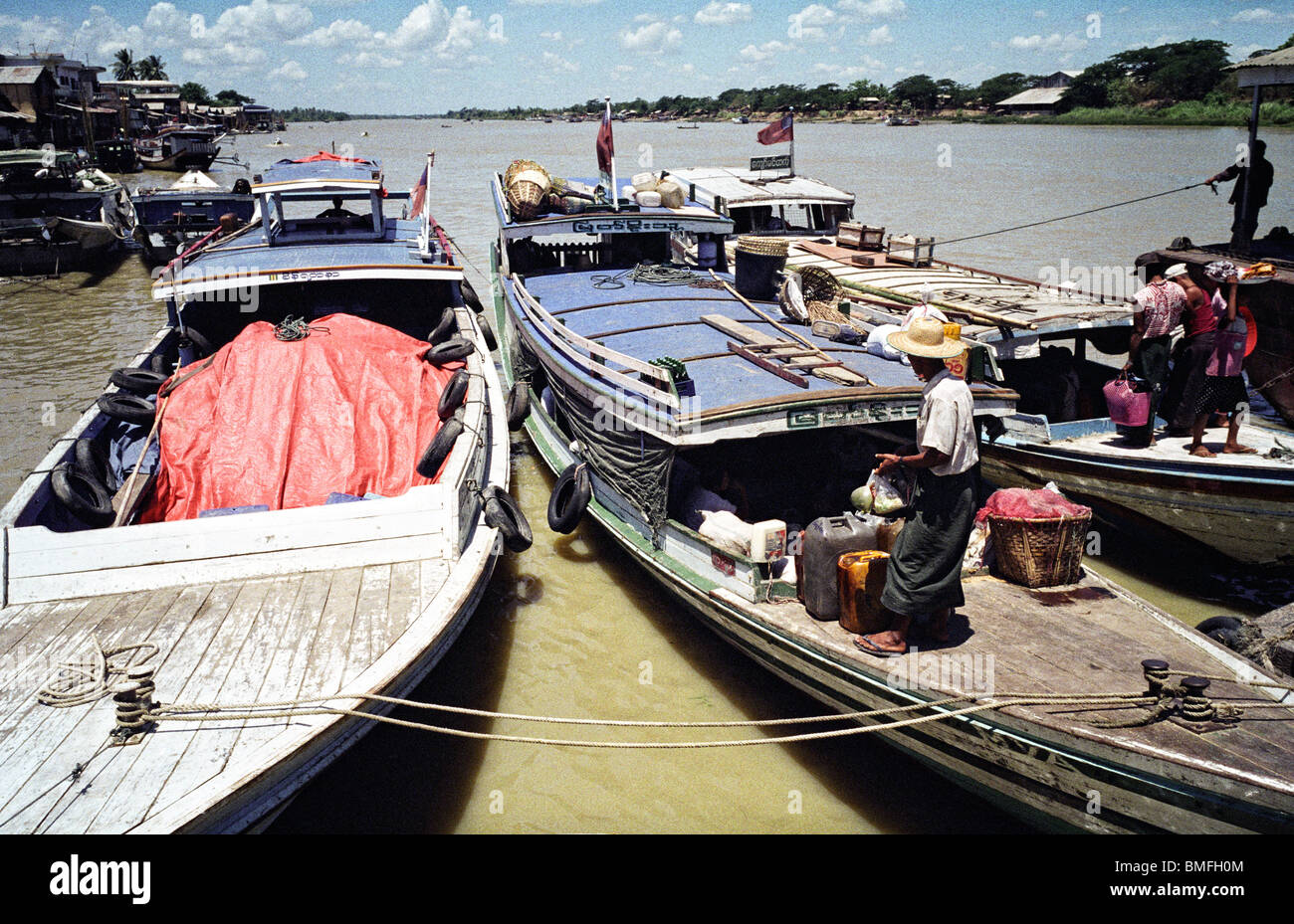 Passeggeri traghetti al molo di Twante, nel fiume Yangon Delta, Myanmar Maggio 2010 Foto Stock