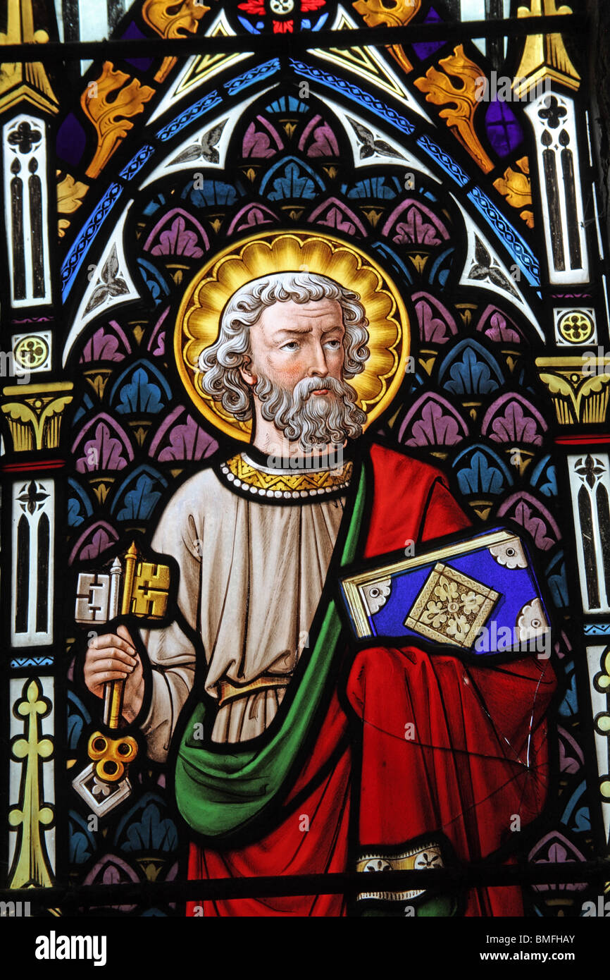 Una vetrata di William Wailes raffigurante San Pietro che tiene le chiavi del cielo, Wormleighton Church, Warwickshire, Inghilterra Foto Stock