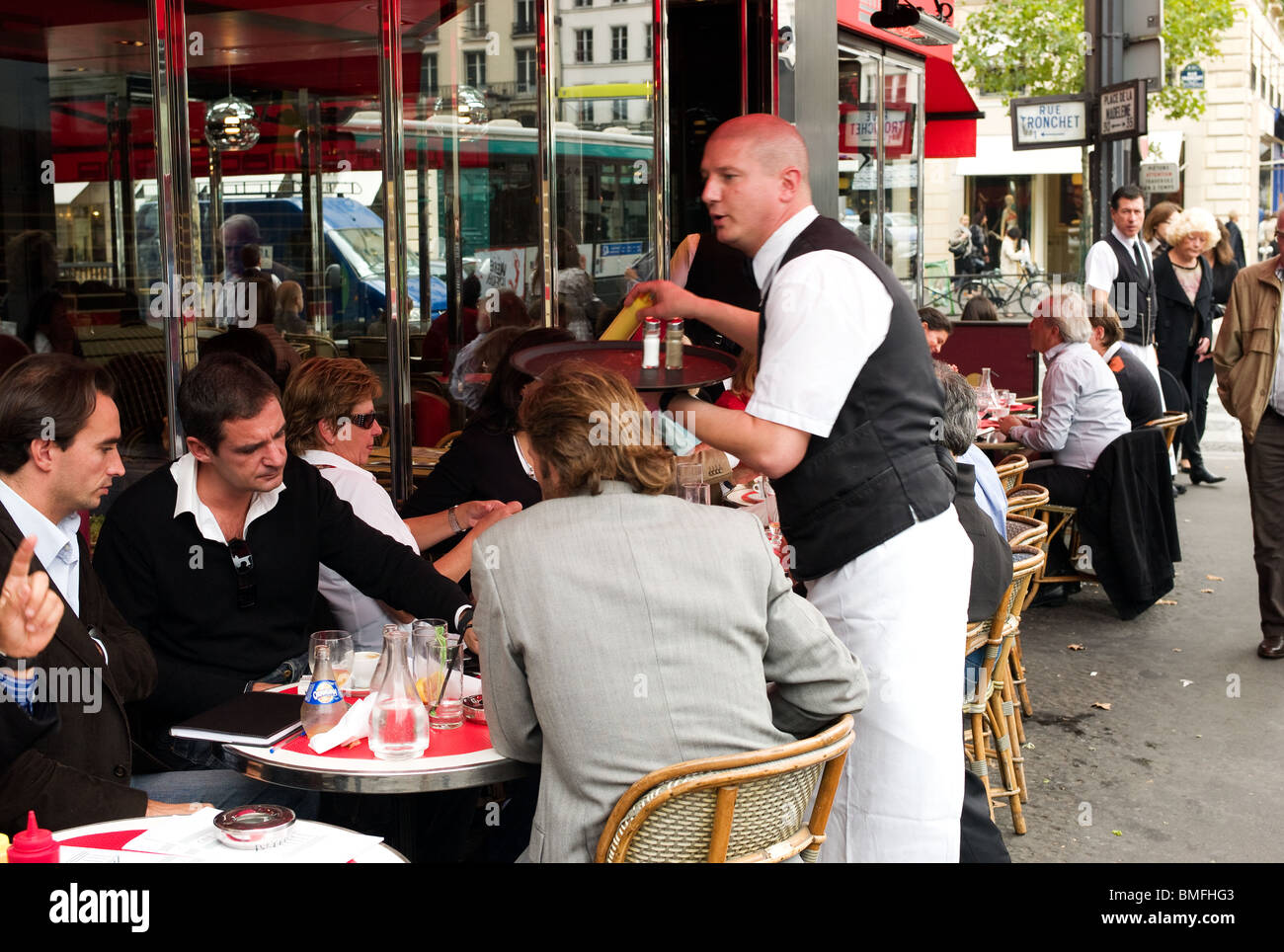 Scena di strada, vicino a Place de la Madeleine, Parigi, Francia Foto Stock