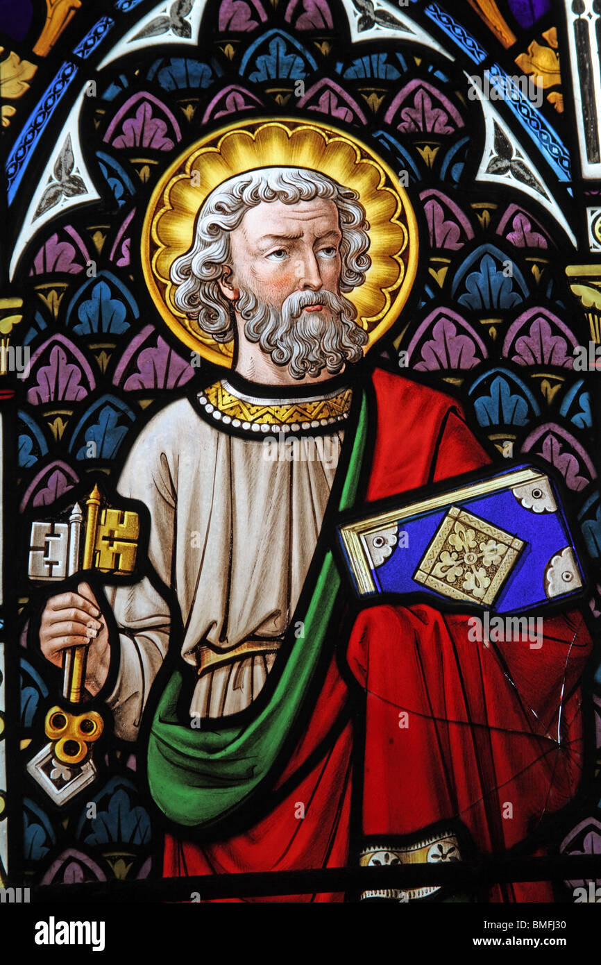 Una vetrata di William Wailes raffigurante San Pietro che tiene le chiavi del cielo, Wormleighton Church, Warwickshire, Inghilterra Foto Stock