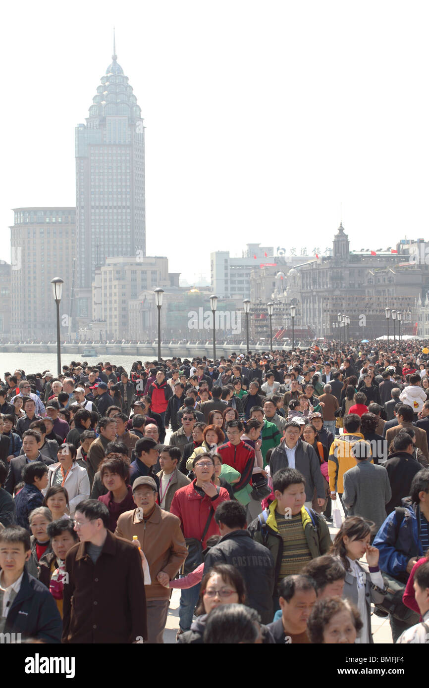 Affollata Bin Jiang Avenue, il Bund, Shanghai, Cina Foto Stock