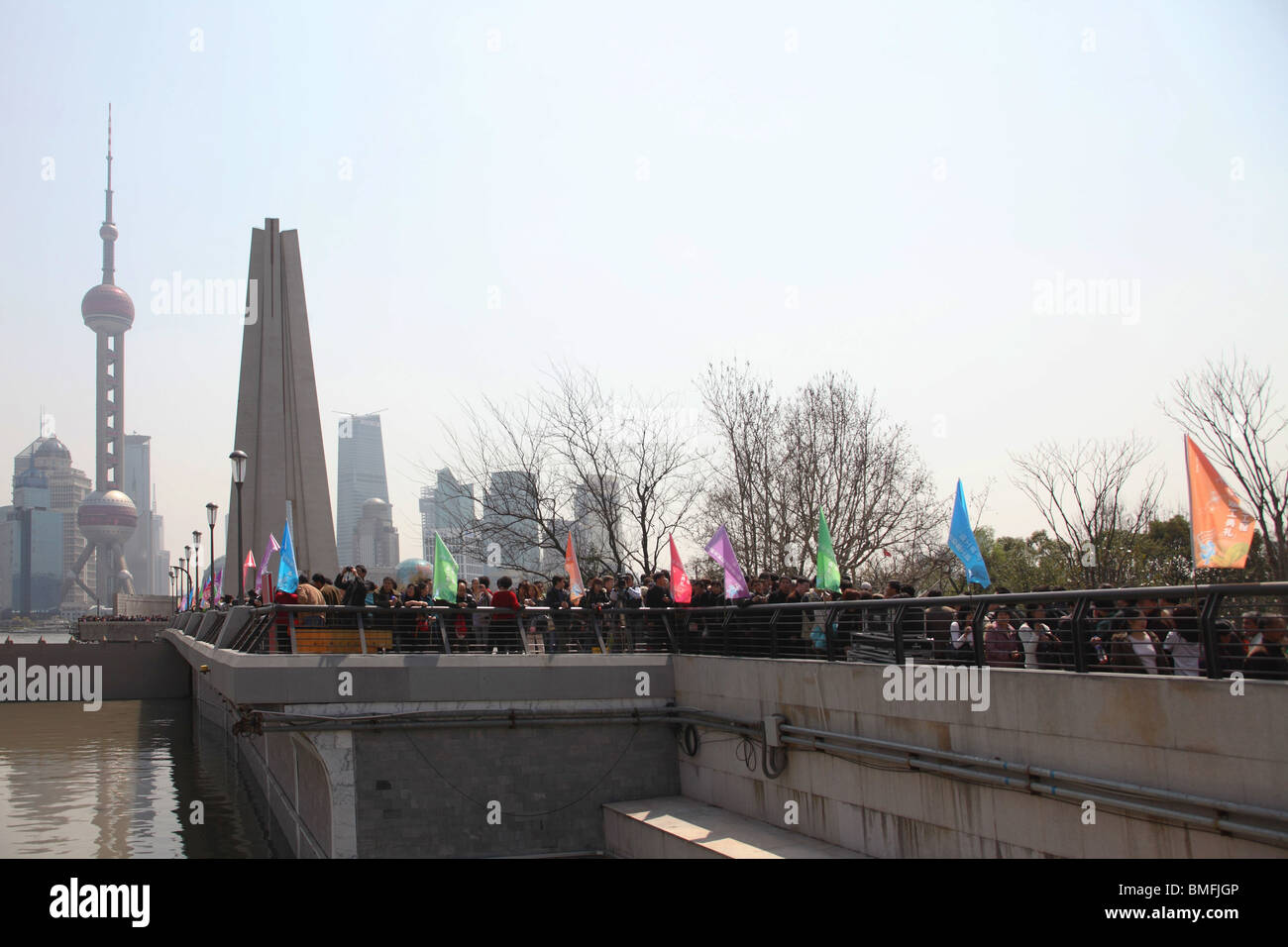 Affollata Bin Jiang Avenue, il Bund, Shanghai, Cina Foto Stock