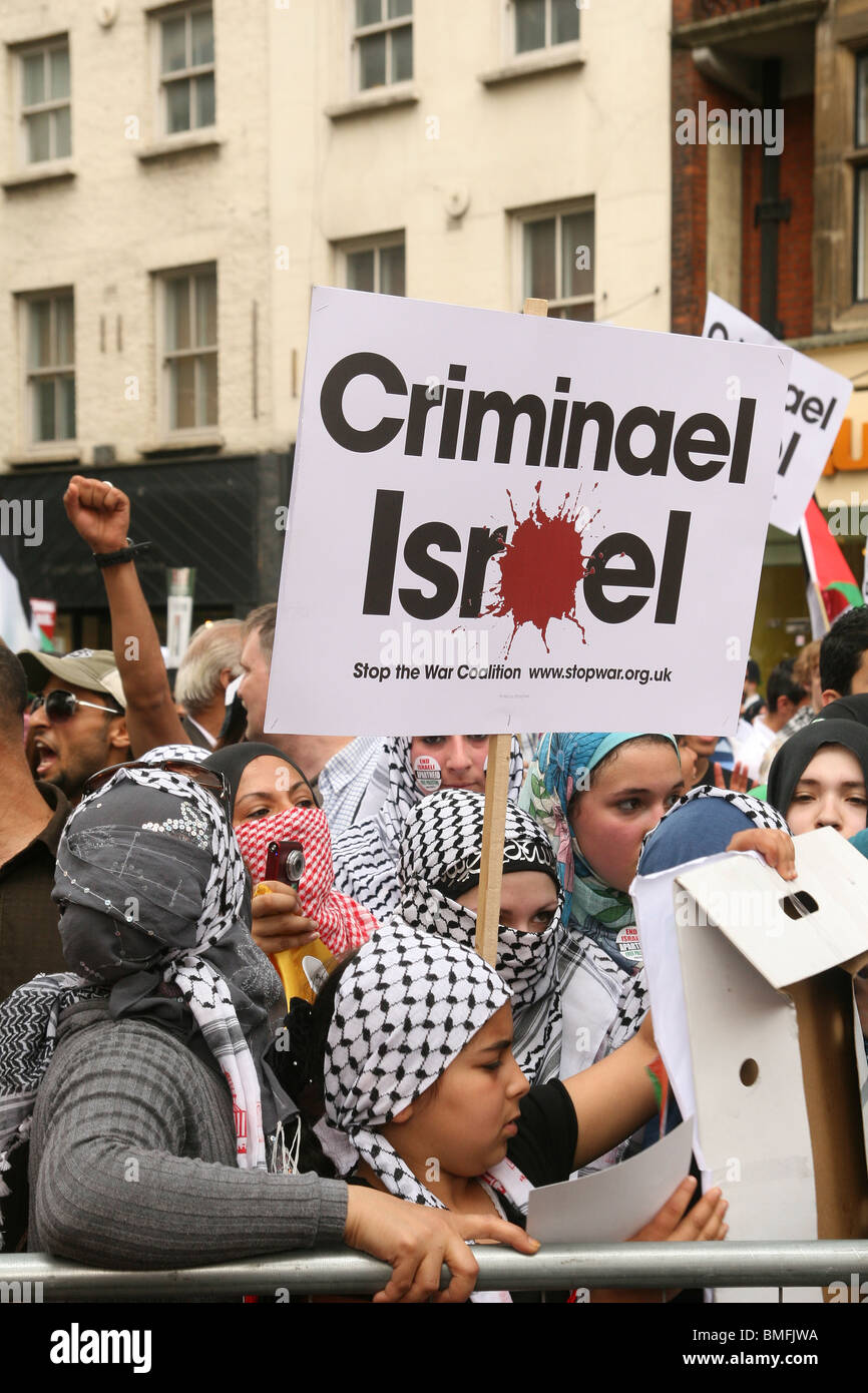 Migliaia di palestinesi protestare fuori embasy israeliano a Londra dopo gli attacchi sulla striscia di Gaza flottiglia Foto Stock