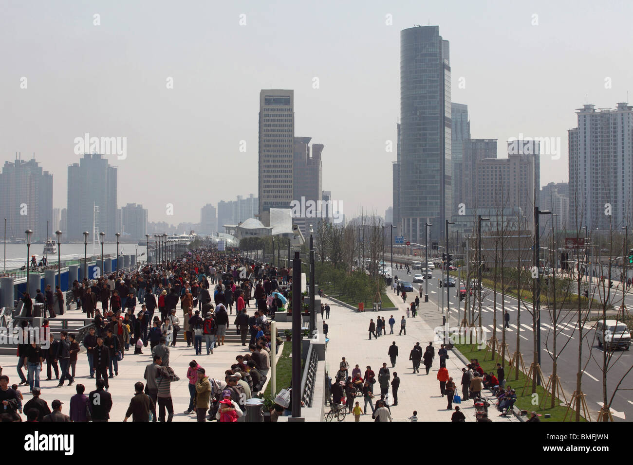 Affollata Bin Jiang Avenue, il Bund, Shanghai, Cina Foto Stock