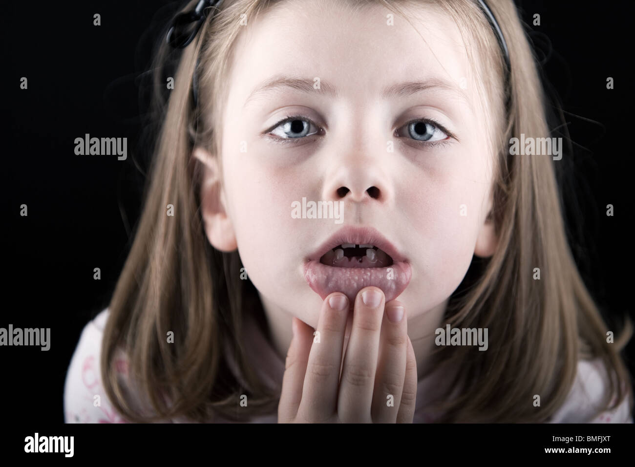 Colpo di sconvolgere un bambino con lacune nella sua denti Foto Stock