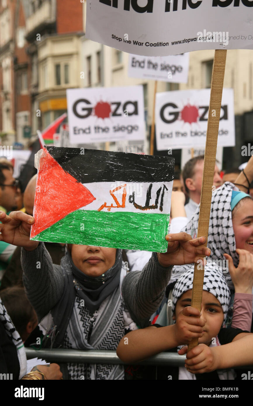 Migliaia di palestinesi protestare fuori embasy israeliano a Londra dopo gli attacchi sulla striscia di Gaza flottiglia Foto Stock