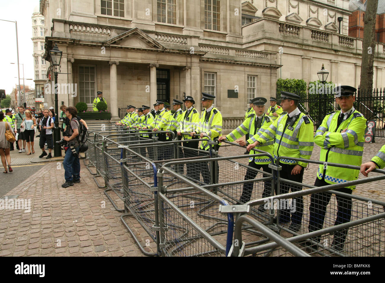 Preparare la polizia per protesta palestinese al di fuori dell'ambasciata Israeliana a Londra dopo gli attacchi sulla striscia di Gaza flottiglia Foto Stock