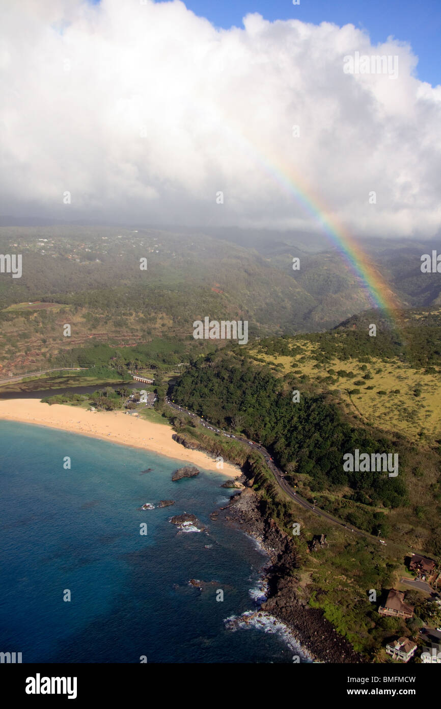 Vista aerea di Waimea Bay con arcobaleno. North Shore Oahu, Hawaii Foto Stock