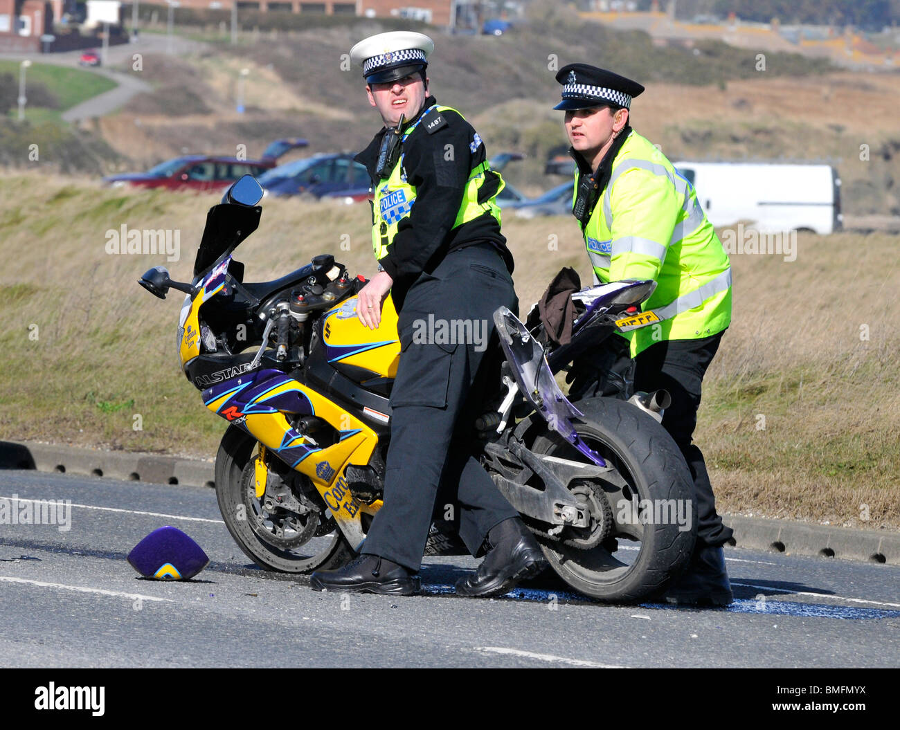 Motociclo crash, ufficiali di polizia e rimuovere il relitto di una si è schiantato in moto da strada, Gran Bretagna, Regno Unito Foto Stock