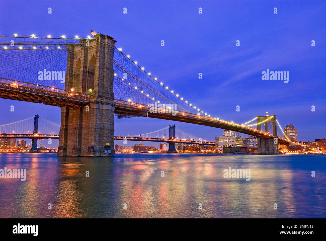 La città di New York, il Ponte di Brooklyn oltre l'East River con la Manhattan Bridge in background. Foto Stock