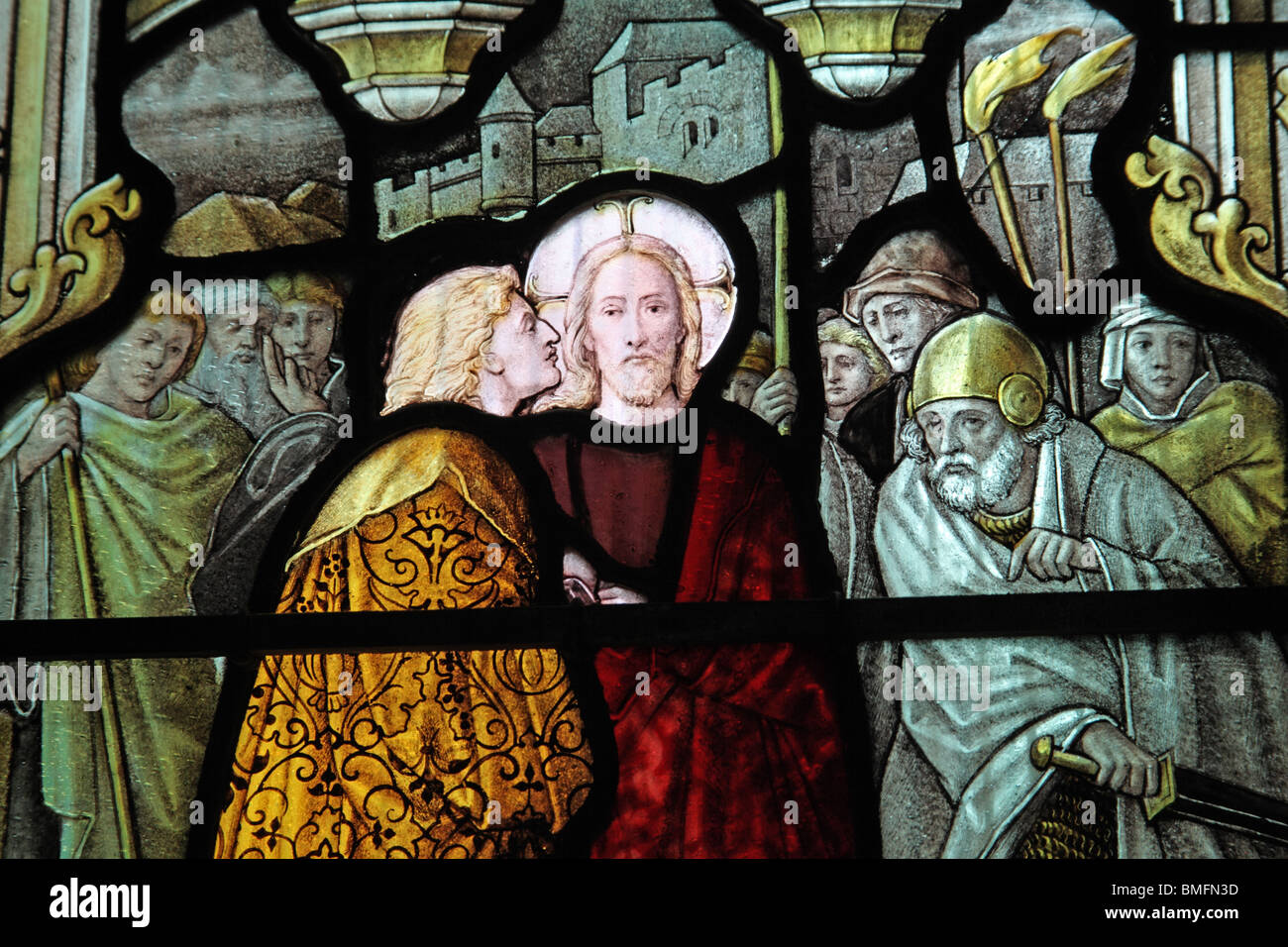 Dettaglio di una vetrata di Shrigley & Hunt del 1904 raffigurante il Gesù tradito da Giuda Iscariota, San Pietro e la Chiesa di San Paolo, Uppingham, Rutland Foto Stock