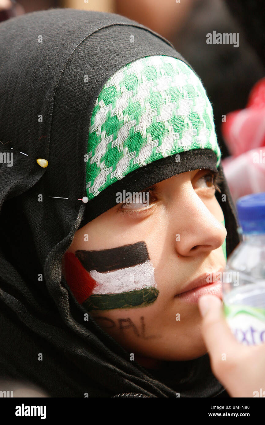 Migliaia di palestinesi marzo attraverso le strade di Londra per protestare contro l'attacco di Israele contro la flottiglia di Gaza Foto Stock