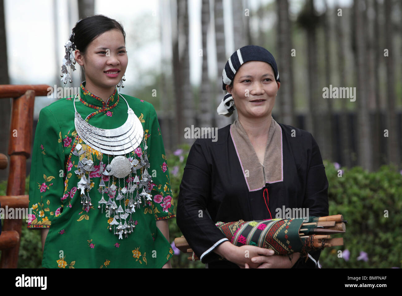 Li due donne che indossano il costume tradizionale, Baicha Village, Wuzhishan, Provincia di Hainan in Cina Foto Stock