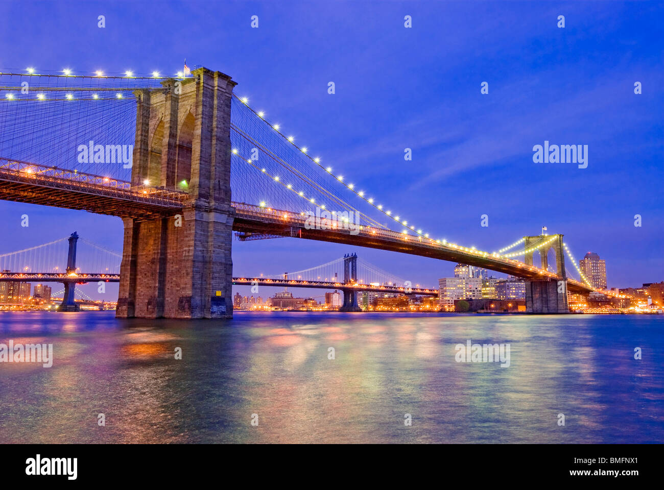 La città di New York, il Ponte di Brooklyn oltre l'East River con la Manhattan Bridge in background. Foto Stock
