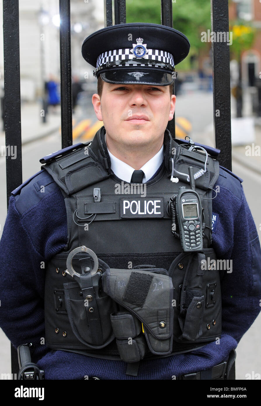 Funzionario di polizia, poliziotto a Downing Street, Londra, Regno Unito Foto Stock