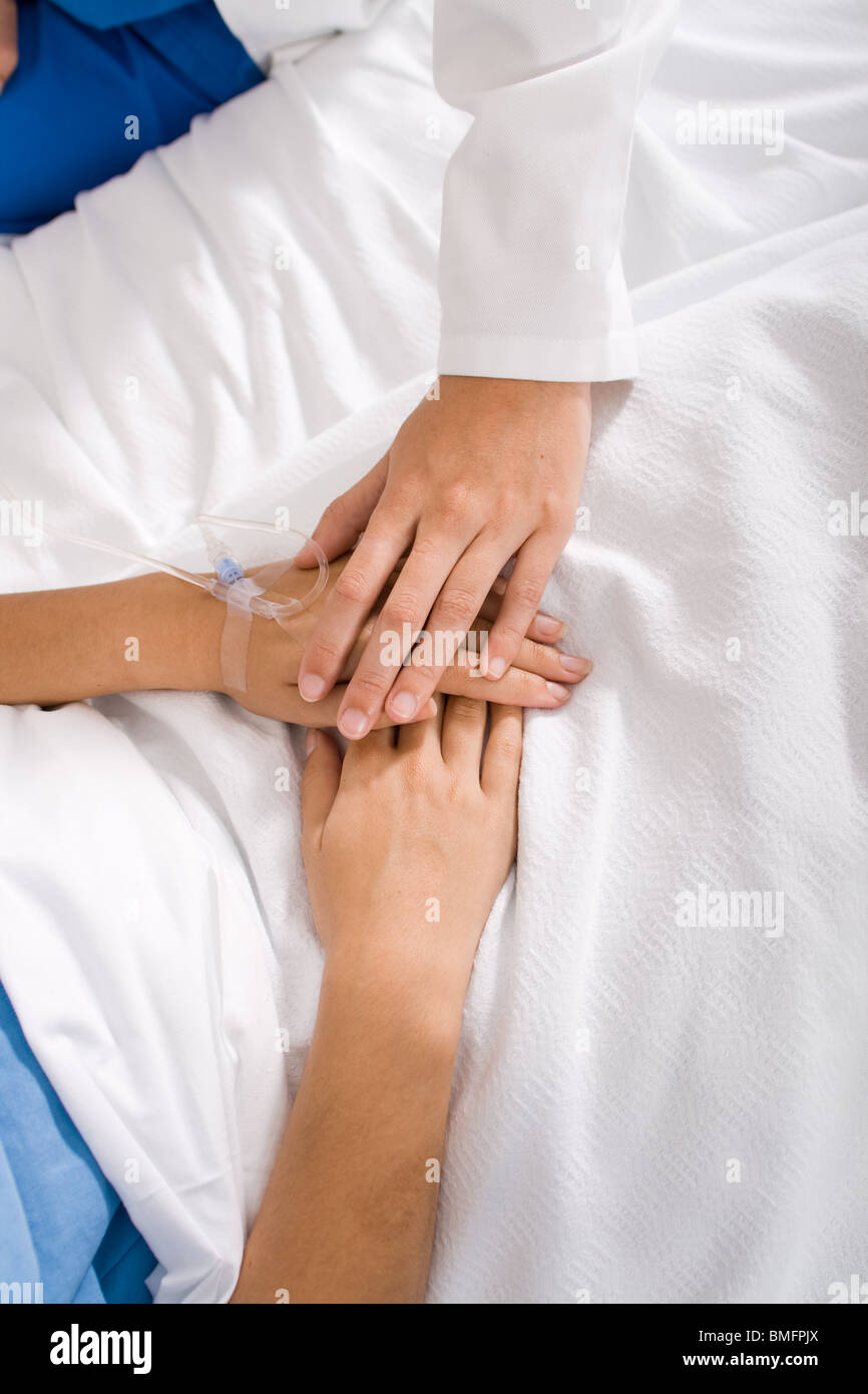 La cura medico confortante paziente ospedalizzato Foto Stock