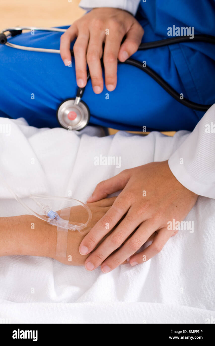 La cura medico confortante paziente ospedalizzato Foto Stock