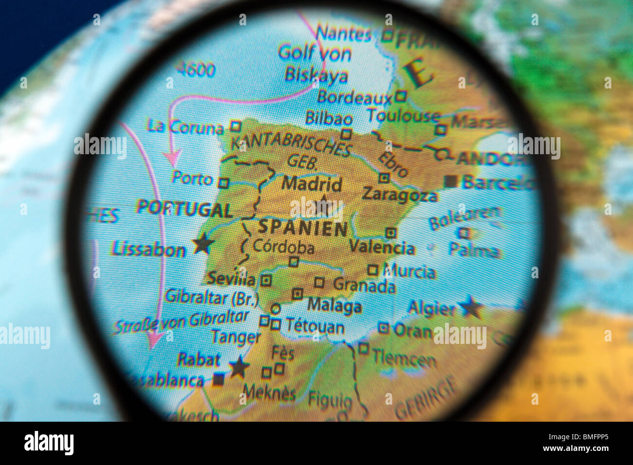 Spagna su un globo attraverso la lente di ingrandimento Foto stock - Alamy